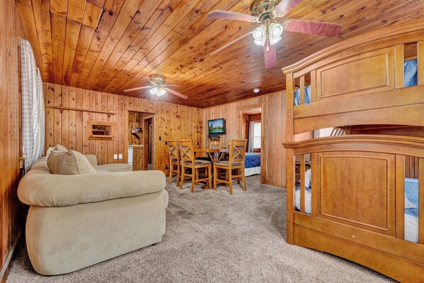 TV - Lake Front Lodge With a Pool and Bar & Grill (Smithville)