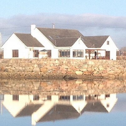 4 Bedroom Holiday Home Overlooking the sea in Connemara