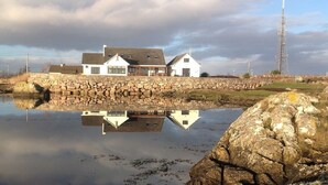 Apartment - 4 Bedroom Holiday Home Overlooking the sea in Connemara (Costelloe)