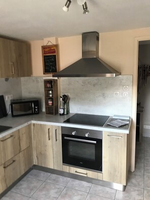 Een koelkast, een magnetron, een oven, een kookplaat