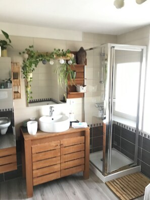 Handtücher, Seife, Shampoo, Toilettenpapier