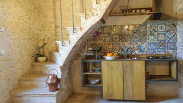 Een koelkast, een kookplaat, een kinderstoel