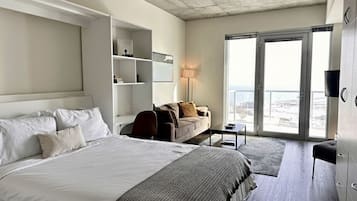 Schreibtisch, BĂŒgeleisen/BĂŒgelbrett, kostenloses WLAN, BettwĂ€sche