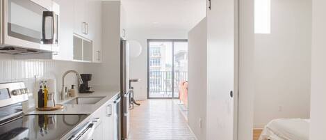 ثلاجة، ميكروويف، فرن، موقد طهي مسطح