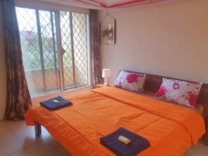2 bedrooms, iron/ironing board, WiFi, bed sheets - Serviced 2 bedroom apartment & pool in Riviera 3, with services included (Abidjan)
