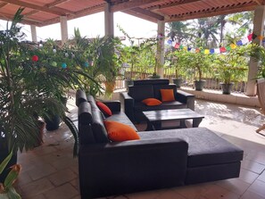 Terrace/patio - Serviced 2 bedroom apartment & pool in Riviera 3, with services included (Abidjan)