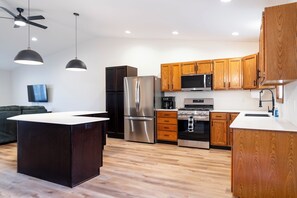Fridge, microwave, oven, stovetop - SoDak Stay Spearfish (Spearfish)