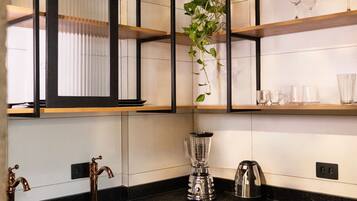 Refrigerador, microondas, cafetera y tetera y utensilios de cocina