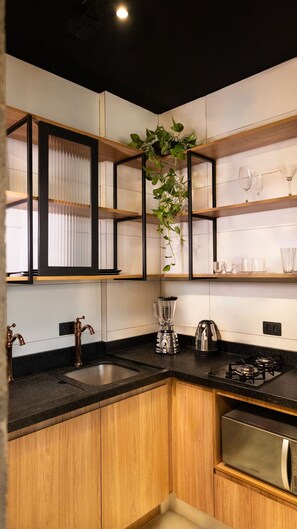 Fridge, microwave, coffee/tea maker, cookware/dishes/utensils - New York Copan: view from the 23rd floor (São Paulo)