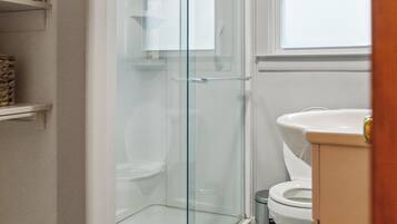 Douche, sèche-cheveux, serviettes fournies, savon