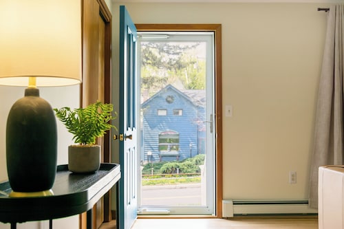 Charming Catskill getaway walking distance to Main St. Pet-friendly!