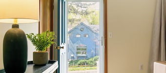 Charming Catskill getaway walking distance to Main St. Pet-friendly!