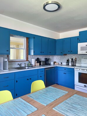 Micro-ondes, four, plaque de cuisson, lave-vaisselle