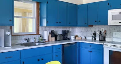 Charming Catskill getaway walking distance to Main St. Pet-friendly!