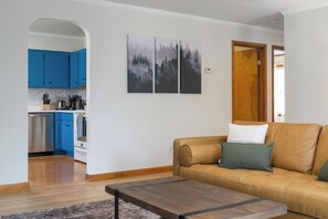 Smart TV, fireplace, foosball, offices - Charming Catskill getaway walking distance to Main St. Pet-friendly! (Catskill)