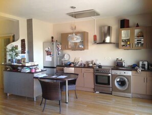 Fridge, microwave, oven, stovetop - Appartement d une Chambre Pour 4 Personnes (CASSIS)