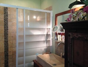Regadera, toallas, papel de baño