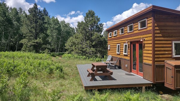 Outdoor dining - Tiny house on the prairie with mountain views. (Flagstaff)