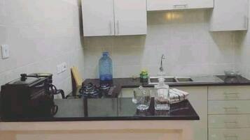 Business Apartment | Private kitchen | Fridge, microwave, cookware/dishes/utensils