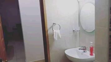 Business-lejlighed | Badeværelse | Bruser, brusehoved med spredningseffekt, gratis toiletartikler