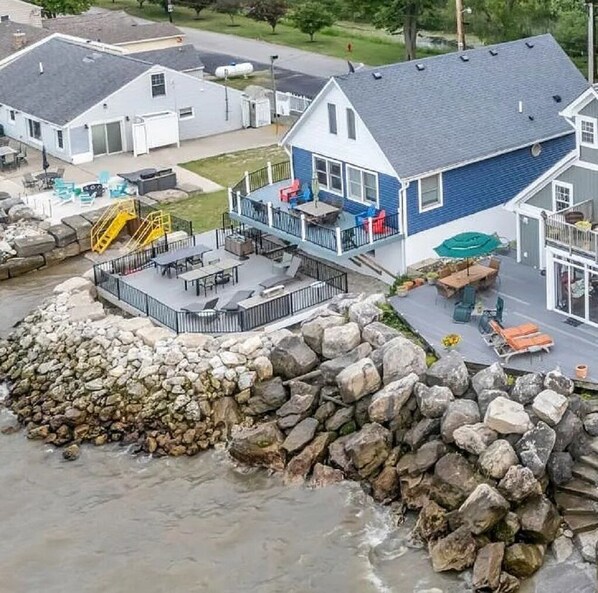 Exterior - "BEACHNUTS" -SPECTACULAR HOME ON LAKE ERIE !
5 Bedrooms 12 Beds 4 Full Baths (Oak Harbor)