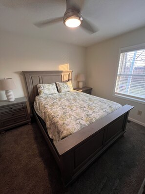 5 Schlafzimmer, Schreibtisch, Bügeleisen/Bügelbrett, WLAN