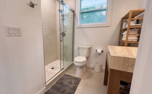 Shower, hair dryer, towels, soap - Large, Newly Built 1B Studio w/ Patio, W&D (Naples)