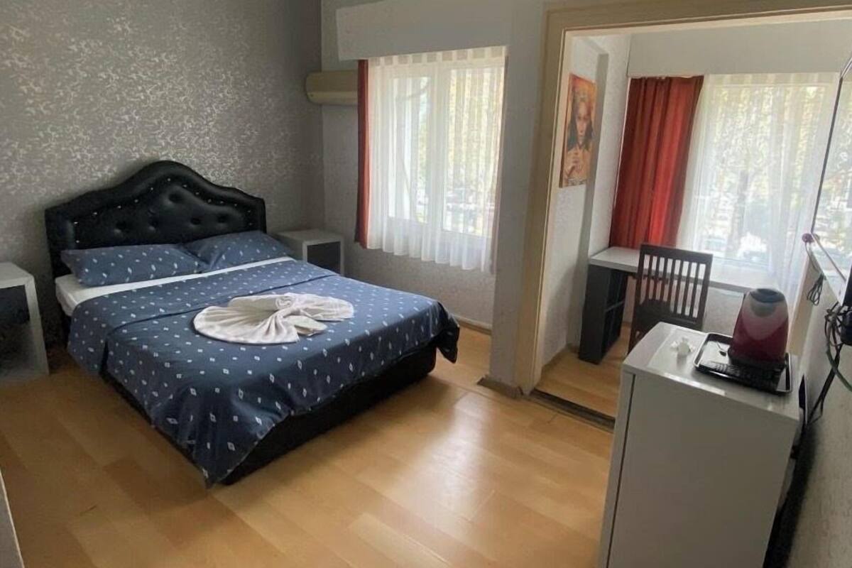 Standard-Doppelzimmer zur Einzelnutzung, Stadtblick | Schreibtisch, laptopgeeigneter Arbeitsplatz, Bügeleisen/Bügelbrett