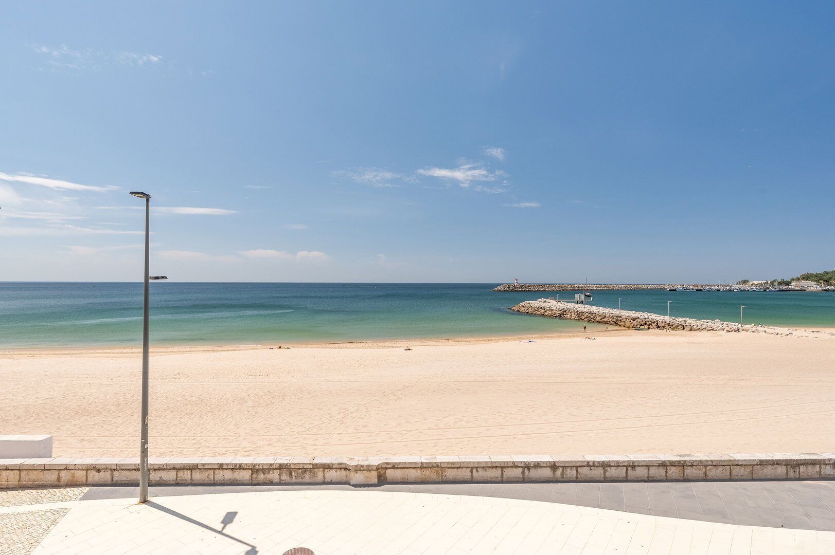Una spiaggia nelle vicinanze