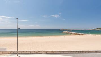 Una spiaggia nelle vicinanze