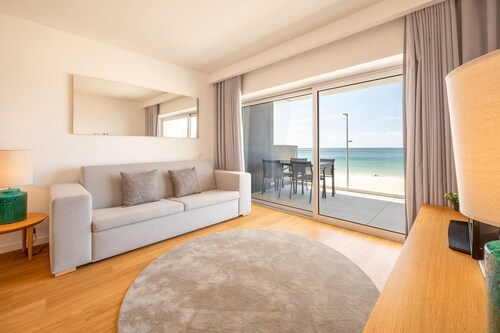 GuestReady - Golden sea view retreat