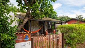 A house with a sign reading "Casa Nautica," a wooden fence, and a hammock. - Casa Pipa Natureza Piscina Privativa 089 (Tibau do Sul)