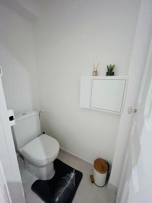 Dusche, kostenlose Toilettenartikel, Handtücher, Seife