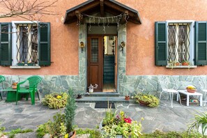 Exterior detail - Sweet Honey Home, split level apt with a Terrace + Parking By Halldis (Dongo)