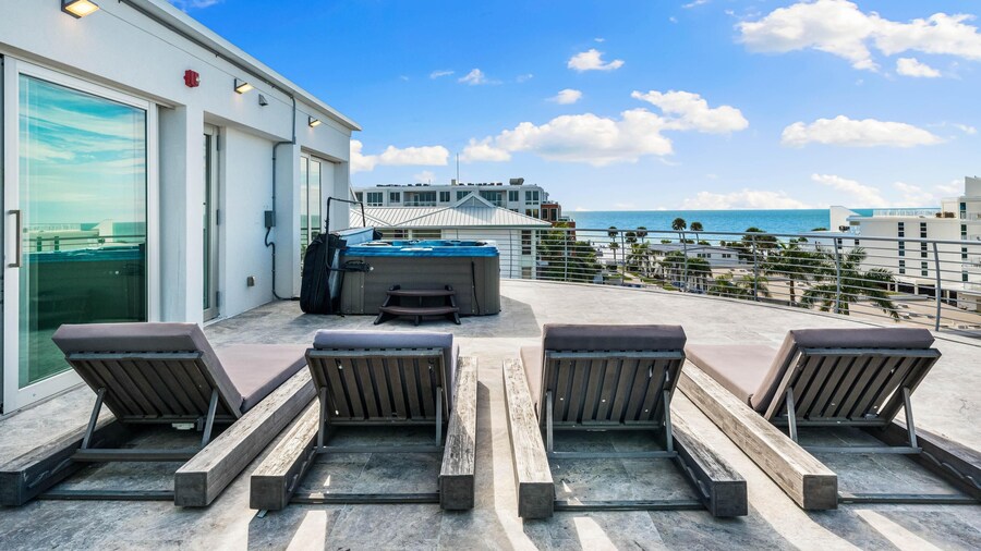Beach House Residence - Penthouse by Beachside Management