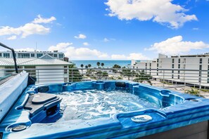 Bloc d'apartaments, diversos llits (Penthouse) | Banyera d'hidromassatge a l'aire lliure