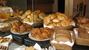 A buffet with various breads and pastries. - City Hotel (Linz)
