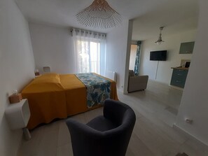 Iron/ironing board, bed sheets