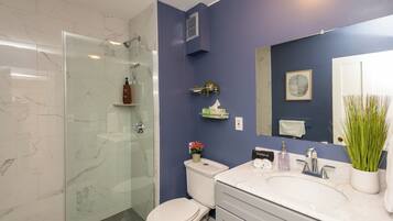 Towels, shampoo, toilet paper