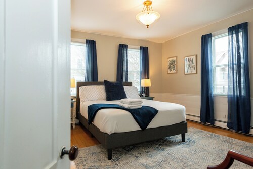 Re-listed: Adorable Condo Beverly - Salem - Halloween