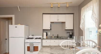 Re-listed: Adorable Condo Beverly - Salem - Halloween