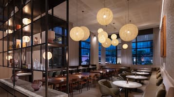 2 bares/lounges