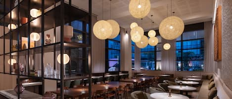 2 bars/lounges