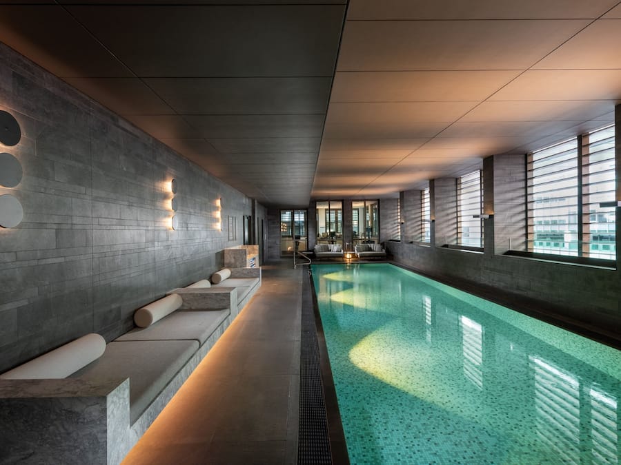 Innendørsbasseng og solsenger