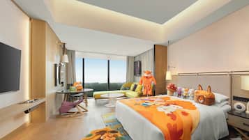 Quarto de hotel moderno com uma cama grande, um sofá, uma mesa de jantar, uma televisão e vista para o exterior.