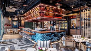 2 restauranter; serverer morgenmad, frokost og asiatiske retter