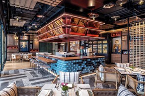 2 restaurants servant le petit déjeuner, spécialités Cuisine asiatique