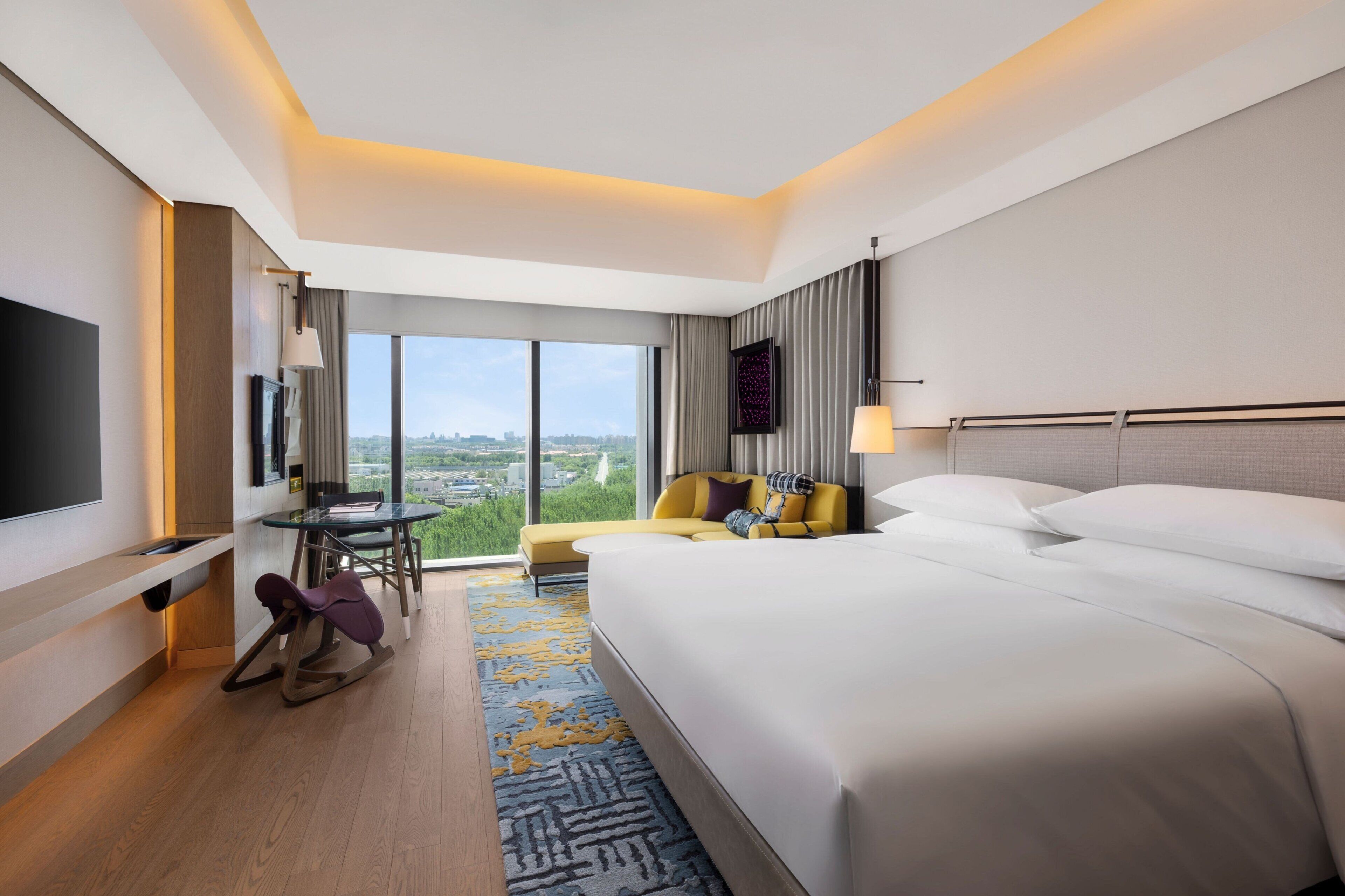Club Room, 1 King Bed | Down comforters, minibar, in-room safe, individually decorated