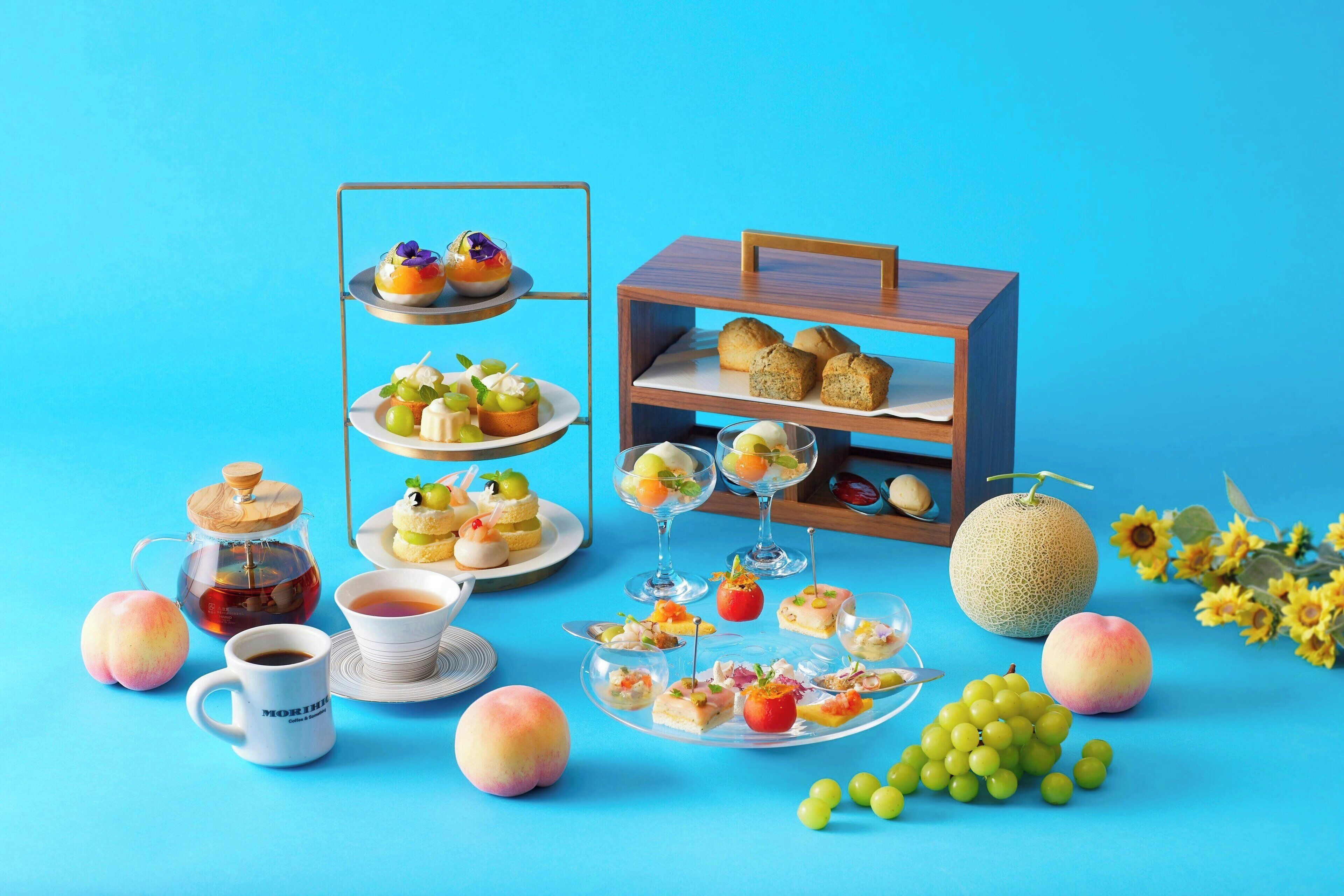 Una mesa con diferentes alimentos y una tetera.