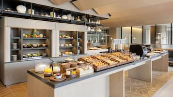 Bữa sáng buffet hàng ngày (4235 JPY/mỗi người)